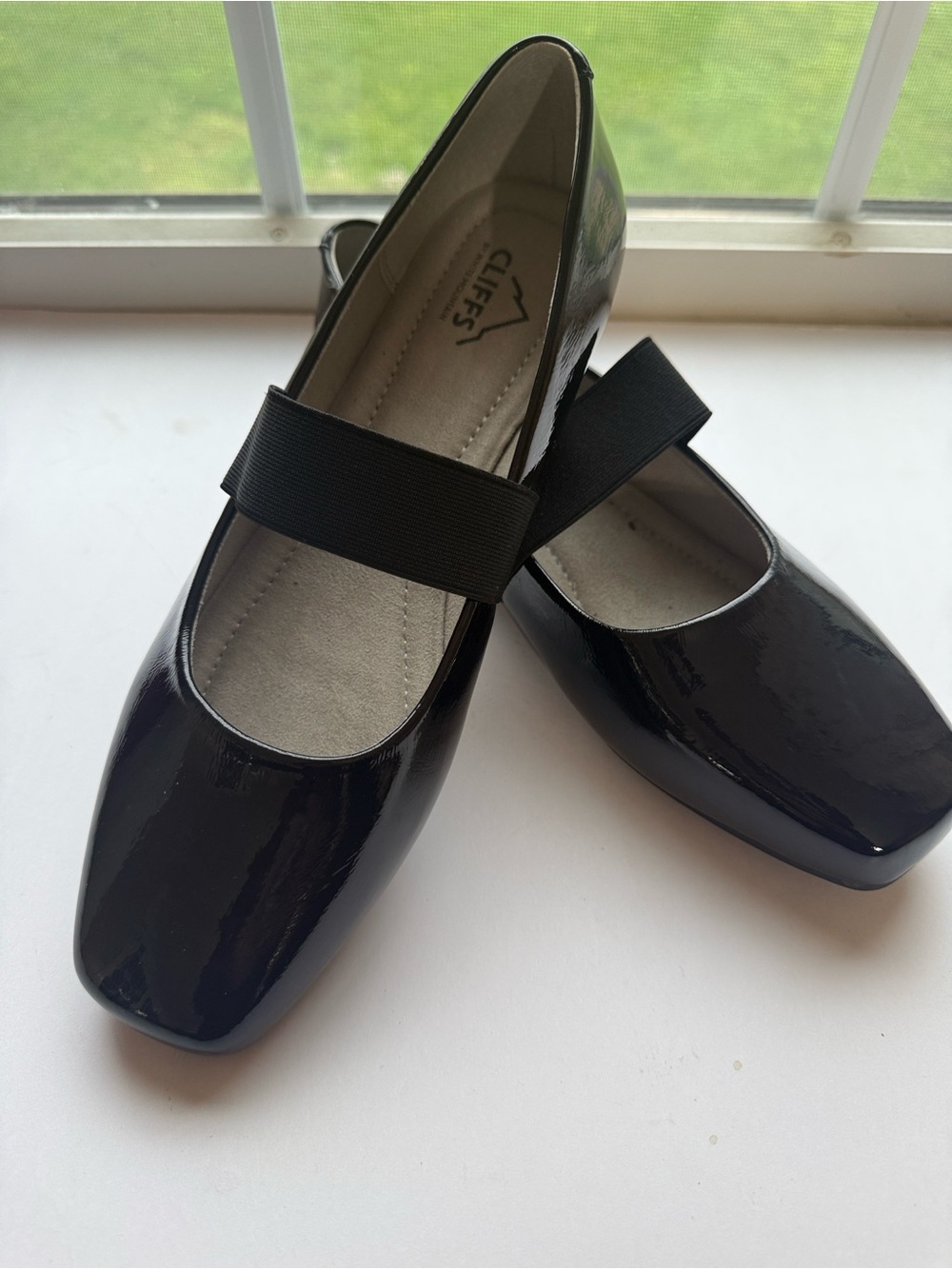 CLIFFS BY WHITE MOUNTAIN Besimi Mary
Jane Flat (Women) size 10